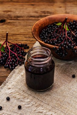 Mürver reçeli, şurup, ziyafet. Olgun böğürtlen, tatlı ve sağlıklı tatlı. Alternatif tıp ve yaşam tarzı. Eski tahta kaplama arka plan, kapat