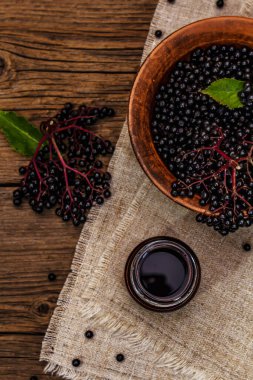 Mürver reçeli, şurup, ziyafet. Olgun böğürtlen, tatlı ve sağlıklı tatlı. Alternatif tıp ve yaşam tarzı. Eski tahta kaplama arka plan, üst görünüm