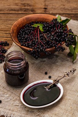 Mürver reçeli, şurup, ziyafet. Olgun böğürtlen, tatlı ve sağlıklı tatlı. Alternatif tıp ve yaşam tarzı. Eski tahta kaplama arka plan, kapat