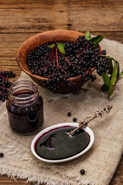 Mürver reçeli, şurup, ziyafet. Olgun böğürtlen, tatlı ve sağlıklı tatlı. Alternatif tıp ve yaşam tarzı. Eski tahta kaplama arka plan, kapat