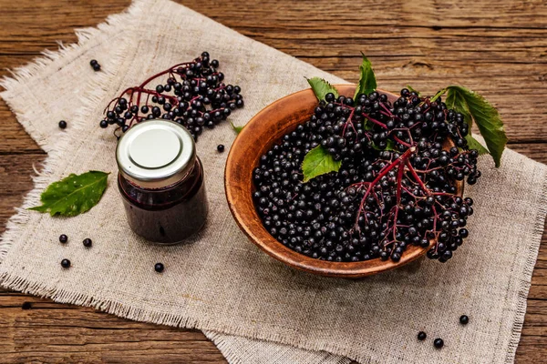 Mürver reçeli, şurup, ziyafet. Olgun böğürtlen, tatlı ve sağlıklı tatlı. Alternatif tıp ve yaşam tarzı. Antika tahta tahta arka plan, kopyalama alanı