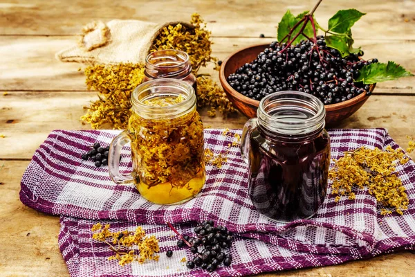 Bezový Čaj Sušené Květiny Zralé Bobule Sladká Marmeláda Sirup Nebo — Stock fotografie