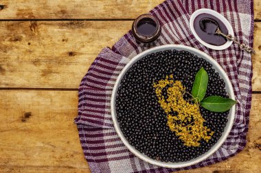 Mürver reçeli, şurup ya da konfeksiyon. Taze meyveler, sağlıklı tatlı. Alternatif tıp ve yaşam tarzı. Eski ahşap masa, üst manzara.