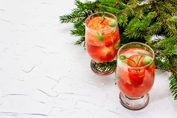 Slavnostní Nízký Alkoholický Ovocný Koktejl Melounem Zelenými Hrozny Rozmarýnem Vánoční — Stock fotografie