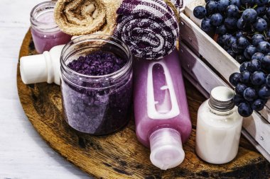 Olgun üzümlü doğal spa aksesuarları. Sağlıklı ve güzel kişisel bakım için taze malzemeler. Beyaz tahta arka plan, kapat