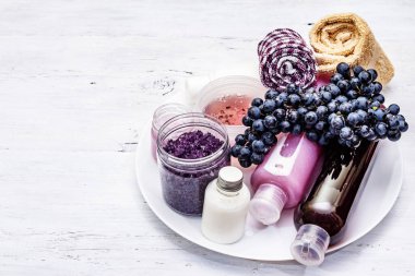 Olgun üzümlü doğal spa aksesuarları. Sağlıklı ve güzel kişisel bakım için taze malzemeler. Beyaz tahta tahta arka plan, boşluğu kopyala