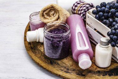 Olgun üzümlü doğal spa aksesuarları. Sağlıklı ve güzel kişisel bakım için taze malzemeler. Beyaz tahta arka plan, kapat
