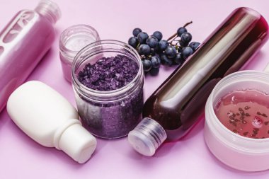 Olgun üzümlü doğal spa aksesuarları. Sağlıklı ve güzel kişisel bakım için taze malzemeler. Pembe arkaplan, kapat