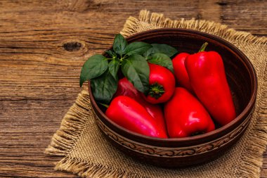 Kil kasesinde olgun kırmızı mini biberler. Taze hasat, yemek pişirmek için geleneksel malzeme. Antika tahta tahta tablo, kopyala boşluk