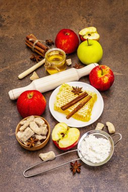 Elmalı turta pişirme konsepti. Olgun elmalar, taze bal ve sağlıklı malzemeler. Taş beton arka plan