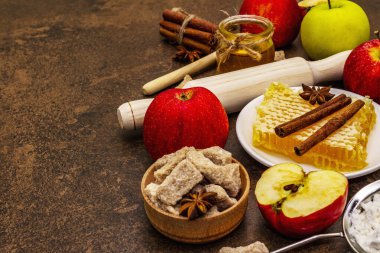 Elmalı turta pişirme konsepti. Olgun elmalar, taze bal ve sağlıklı malzemeler. Taş beton arka plan