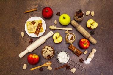 Elmalı turta pişirme konsepti. Olgun elmalar, taze bal ve sağlıklı malzemeler. Taş beton arka plan