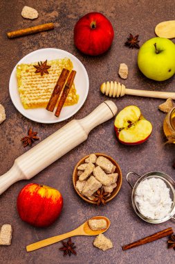 Elmalı turta pişirme konsepti. Olgun elmalar, taze bal ve sağlıklı malzemeler. Taş beton arka plan