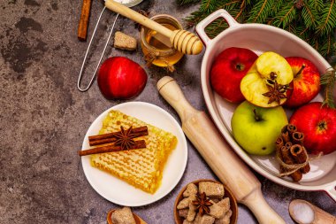 Noel ya da yeni yıl elmalı turta pişirme konsepti. Sağlıklı malzemeler, köknar ağacı dalları. Taş beton arka plan