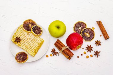 Elmalı turta pişirme konsepti. Olgun elmalar, taze bal, mis kokulu baharatlar ve sağlıklı malzemeler. Beyaz macun arkaplan, üst görünüm