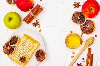 Elmalı turta pişirme konsepti. Olgun elmalar, taze bal, mis kokulu baharatlar ve sağlıklı malzemeler. Beyaz macun arkaplan, üst görünüm