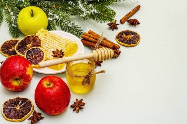 Noel ya da yeni yıl elmalı turta pişirme konsepti. Sağlıklı malzemeler, köknar ağacı dalları. Açık yeşil arkaplan, alanı kopyala