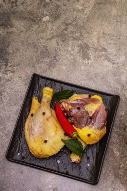 Çiğ çiğ organik tavuk bacağı. Sebze ve baharatlı taze et. Taş beton zemin, üst görünüm