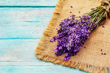 Bir buket taze kokulu lavanta. Romantik hediye, turkuaz tahta kaplama arka plan, kopyalama alanı