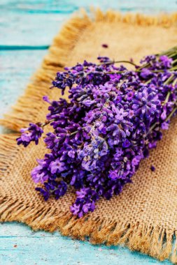 Bir buket taze kokulu lavanta. Romantik hediye, turkuaz tahta arka plan, kapat.