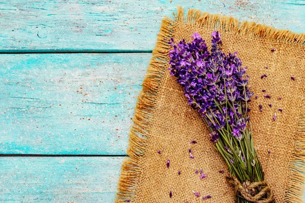 Frisk Buket Duftende Lavendel Romantisk Gave Turkis Træplader Baggrund Topvisning - Stock-foto
