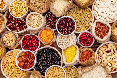 Değişik fasulye ve tahıl çeşitleri. Sağlıklı bir yaşam tarzı için vazgeçilmez protein kaynakları. Eski ahşap masa