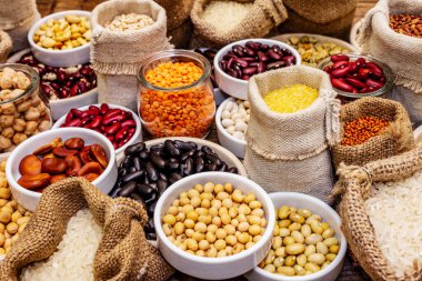 Değişik fasulye ve tahıl çeşitleri. Sağlıklı bir yaşam tarzı için vazgeçilmez protein kaynakları. Eski ahşap masa
