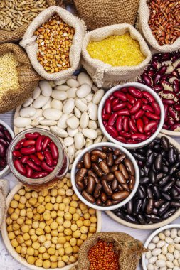 Değişik fasulye ve tahıl çeşitleri. Sağlıklı bir yaşam tarzı için vazgeçilmez protein kaynakları. Beyaz tahta arka plan