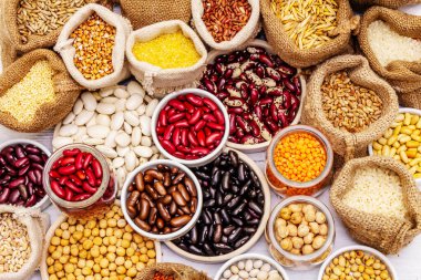 Değişik fasulye ve tahıl çeşitleri. Sağlıklı bir yaşam tarzı için vazgeçilmez protein kaynakları. Beyaz tahta arka plan