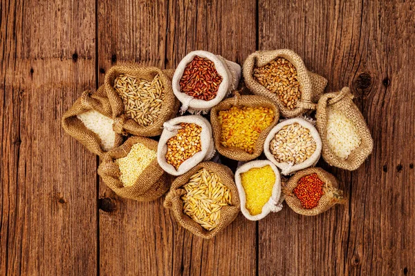 Variedad Variada Cereales Ingrediente Indispensable Para Una Dieta Saludable Bolsos —  Fotos de Stock