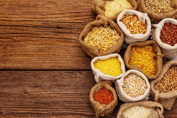 Variedad Variada Cereales Ingrediente Indispensable Para Una Dieta Saludable Bolsos —  Fotos de Stock