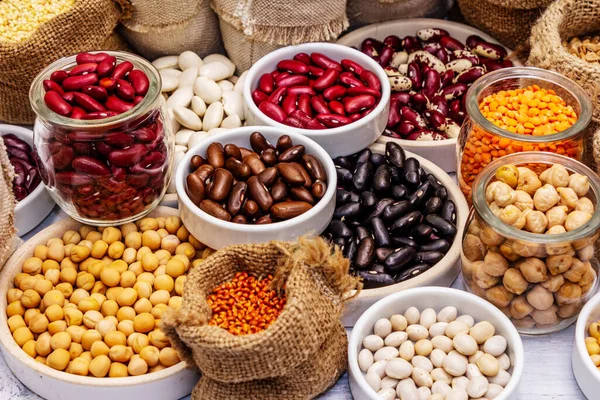 Değişik fasulye ve tahıl çeşitleri. Sağlıklı bir yaşam tarzı için vazgeçilmez protein kaynakları. Beyaz tahta arka plan