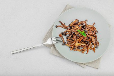 Fırında Shimeji mantarı, baharat ve otlarla dolu bir tabakta. Vejetaryen yaşam tarzı konsepti, hafif doğal arka plan, düz yatak, üst manzara