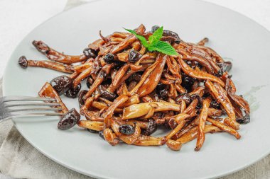 Fırında Shimeji mantarı, baharat ve otlarla dolu bir tabakta. Vejetaryen yaşam tarzı konsepti, hafif doğal arka plan, düz yatak, yakın çekim