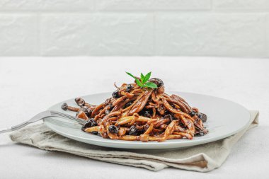 Fırında Shimeji mantarı, baharat ve otlarla dolu bir tabakta. Vegan yaşam tarzı konsepti, hafif doğal arkaplan, düz yatış, kopyalama alanı