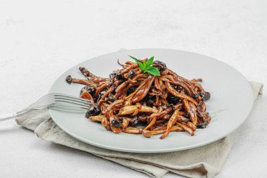 Fırında Shimeji mantarı, baharat ve otlarla dolu bir tabakta. Vegan yaşam tarzı konsepti, hafif doğal arkaplan, düz yatış, kopyalama alanı
