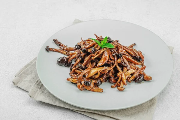 Fırında Shimeji mantarı, baharat ve otlarla dolu bir tabakta. Vegan yaşam tarzı konsepti, hafif doğal arkaplan, düz yatış, kopyalama alanı