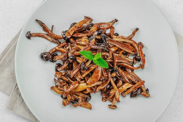 Fırında Shimeji mantarı, baharat ve otlarla dolu bir tabakta. Vejetaryen yaşam tarzı konsepti, hafif doğal arka plan, düz yatak, üst manzara