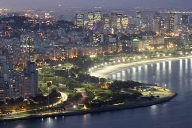Enseada de Botafogo ve Flamengo Beach 'in en iyi manzarası, Rio de Janeiro, Brezilya. Gece görüntüsü mor tonlar. 2017