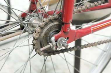 Eski Bisiklet SIMIDI paslı zinciri ile kırmızı renkte