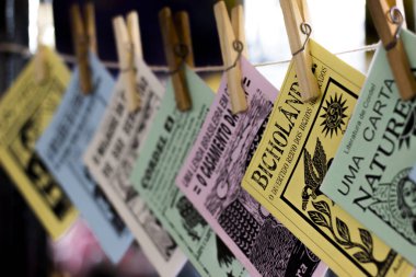 Brezilya kordel edebiyatı bir ip parçasından sarkıyor. Feira de Sao Cristovao, Rio de Janeiro, Brezilya. 2017