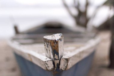 Bir ahşap balıkçı teknesi ise detayını mavi ve beyaz, Paqueta, Rio de Janeiro, Brezilya boyalı. Bulutlu gökyüzü ile arka plan bulanık. 2017