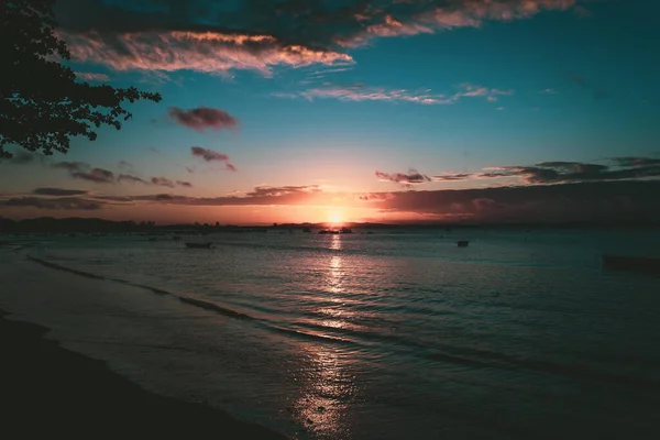 ターコイズブルーのトーンでビーチの夕日 Manguinhosビーチ ブジオ リオデジャネイロ ブラジル 2020年 — ストック写真