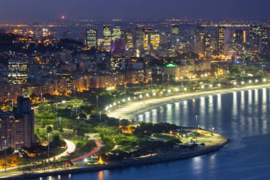 Enseada de Botafogo ve Flamengo Beach 'in en iyi manzarası, Rio de Janeiro, Brezilya. Gece görüntüsü mor tonlar. 2017