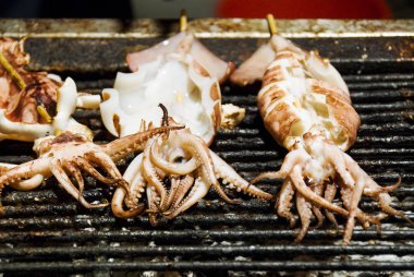 Birçok ızgara kalamar şiş ızgara gece piyasada yığını.