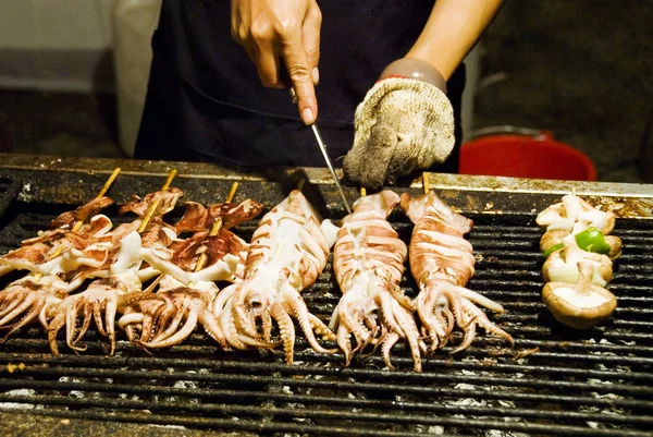 Pilha Muitos Espetos Lulas Grelhadas Grelha Mercado Noturno — Fotografia de Stock