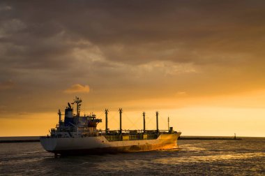 gün batımına doğru konteyner gemisi siluet denize sıfır