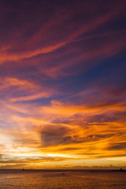 gün batımına doğru deniz