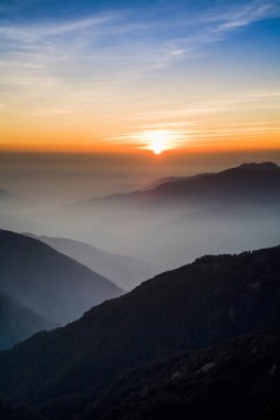 Dağlarda muhteşem bir gün batımı.