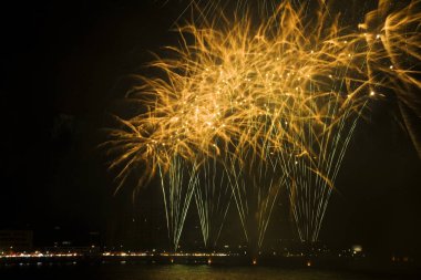 Siyah arkaplanda renkli havai fişekler